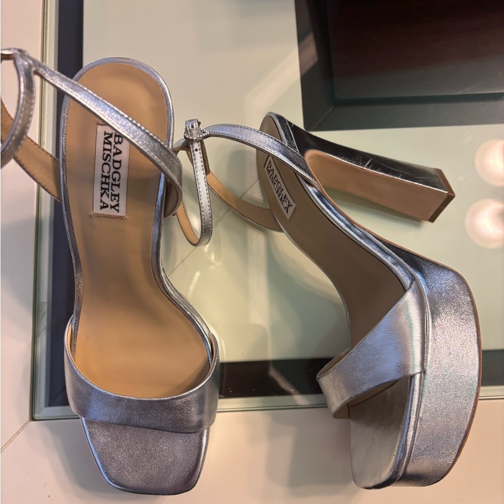 Badgley Mischka Silver Platform Caia with Heart-Shaped Buckle - Picture 4 of 7